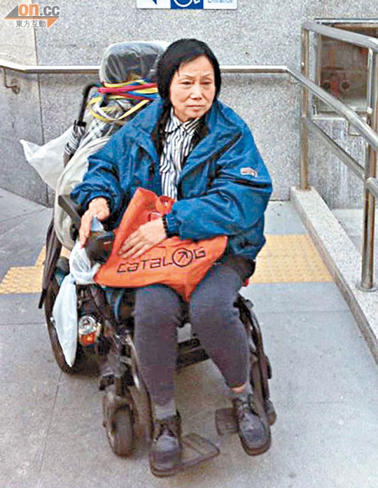 梁美春昨乘坐電動輪椅到庭。