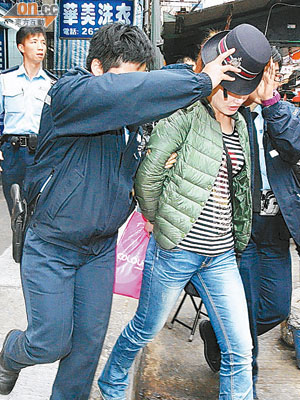 涉案女子由警員拘捕帶署調查。（許錦雄攝）