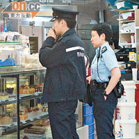 警員在麵包店調查。（吳遠輝攝）