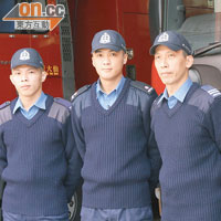 其中三名擒獲劫匪的消防員，左起為林立峰、任暐樂及江澤華。（李子強攝）