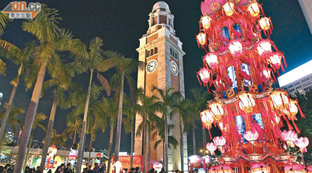 高約九米的五層大型走馬燈，在尖沙咀文化中心露天廣場搶盡鏡頭。（黃仲民攝）