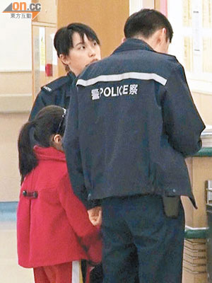 女童由警員陪同送院檢驗。（黃君堡攝）