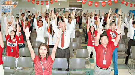 香港心理衞生會會教授企業僱員養神勞體練習，學習紓解壓力。（被訪者提供）