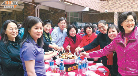 梁智鴻（右三起向左數）、梁太、李麗娟、高永文、劉健儀齊齊起筷食盆菜。