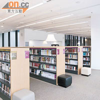 屏山天水圍公共圖書館全港第二大，面積達六千一百平方米及館藏量達三十二萬冊。