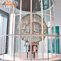 仿製的橫瀾燈塔內放置近七十年歷史的橫瀾燈，是海事博物館的新館藏。
