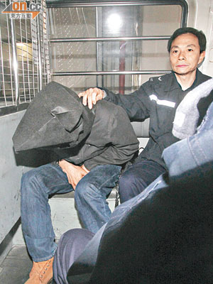 被告吳容根（左）涉謀殺女友，昨被押上法庭提訊。（蕭毅攝）