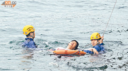 兩名消防員落水將跳海女子拉回岸邊。（陳展鴻攝）
