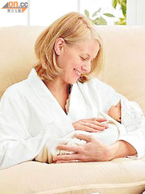 外國專家指，初生嬰兒半夜睡醒屬正常生理反應。