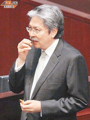 「派糖」被評為小恩小惠的曾俊華，在立法會獨自「食糖」。