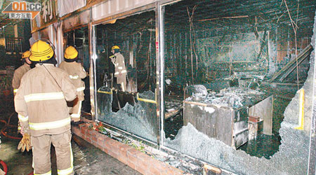 疑遭縱火的地產代理公司嚴重燒毀。（張曉楠攝）