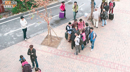 上水港鐵站附近至昨午五時許，水貨客稍為活躍，圍作一團交換情報。