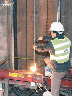 機電署工程師在觀塘工業中心檢查升降機鋼纜。（左蘭慶攝）