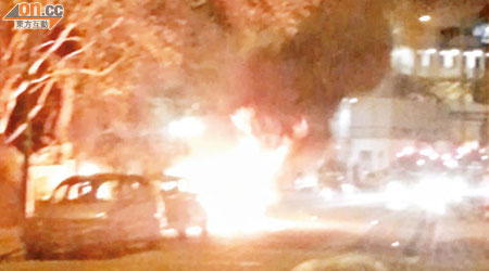 熾烈火燄直撲向旁邊車輛。房車車尾泵把及尾燈被燒熔。
