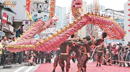 日間<br>昨早的舞龍揭開大角咀廟會序幕。（胡家豪攝）