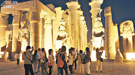 康泰旅行社舉辦的九天埃及團如常出發，團友前晚到樂蜀神殿參觀。（梁志雄攝）