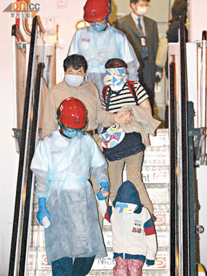 港府派出的包機赴台，順利把一度發燒的女童及其他團友接回香港。 