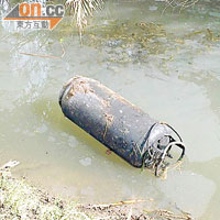 肇事熱氣球氣缸殘骸墜落在河道。