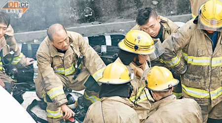 多名消防員當日先後到達天台，協助生還者逃生。