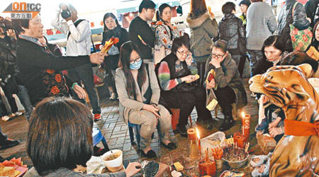 不少市民昨趁驚蟄到鵝頸橋「打小人」，撇除小人。（袁志豪攝）