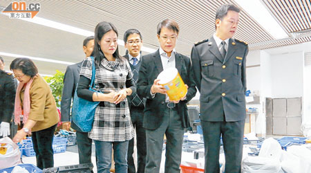 立法會議員陳克勤（右二）視察海關檢獲的水貨奶粉。