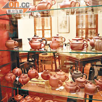 茶室擺放不同年代嘅茗茶工具，恍如一個茶具博物館。