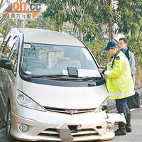 七人車剷上草坪停下，警員在場調查。