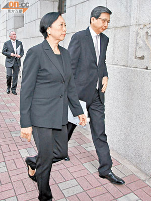上訴庭三名法官張澤祐（右）、張慧玲（中）及麥機智（後）昨開庭前到舊中國銀行大廈現場視察。（蕭毅攝）