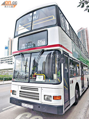 九巴61M線來往屯門友愛至荔景，平日乘客眾多。