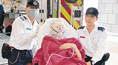 臉部被嚴重灼傷女職員送院搶救。（劉展超攝）