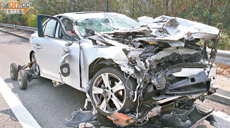 肇事凌志房車車頭嚴重損毀，司機送院。（曾紹良攝）