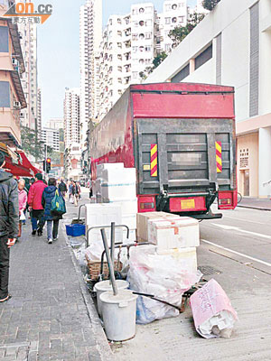 大量發泡膠箱堆放行車路上，造成嚴重阻塞。