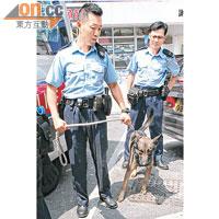警方出動警犬到場協助搜捕。