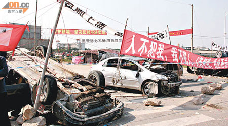 上浦村村口有多輛車被推翻及砸毀。（本報揭陽傳真）