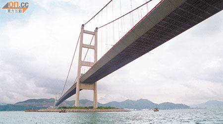 青馬橋通車十六年以來發生逾十宗跳橋自殺死亡事件。
