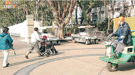 有市民投訴早前與坐輪椅的母親到維園時險與三輪車「撞車」。