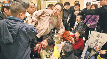 員工在九龍灣美心皇宮示威期間疑企圖阻塞酒樓出入口，一度與食客發生爭執。（陳章存攝）