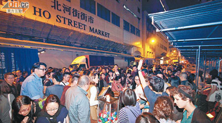 多名設計師在深水埗「趁墟」擺攤，吸引逾千人流，盛況猶如街頭派對。