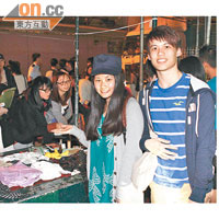服裝設計師Solace（右二）與朋友Dep（右一）到夜墟擺攤試業，更認為香港應倣效台灣推廣地攤文化。