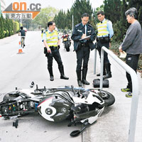 七人車司機（右一）向警方講述與電單車相撞經過。