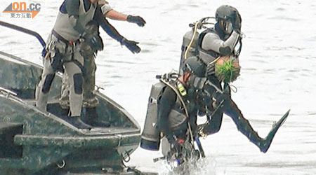 兩名水鬼隊人員潛入浪澄灣水底打撈殘肢。（何仲軒攝）