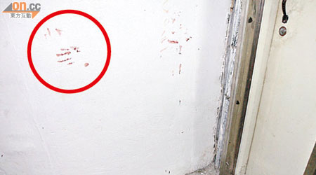 劫案現場的牆壁上留有傷者的血掌印（紅圈示）。