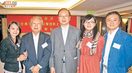 李和聲（左二）、王緒亮（中）與上海總會青年部主任車弘健（右一）、與《家在香江》計劃培養出來嘅見習律師覃露晞（左一）、金融機構高層何繼平（右二）開心聚會。（余素月攝）