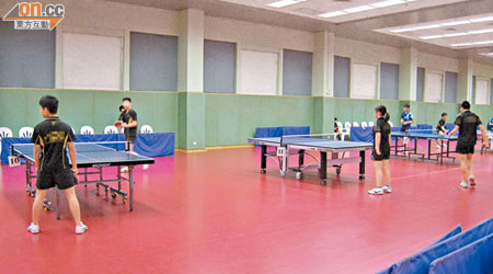 捲入非禮案教練所屬乒乓球會，上周末繼續有十多名青少年於乒乓球中心練球。（陸智豪攝）