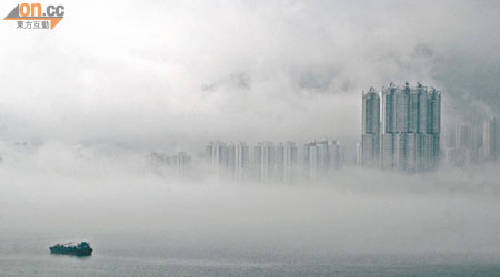 霧鎖維港<br>本港天氣前天開始變化，港島東對開維港濃霧襯托出水連天美景。（讀者提供）