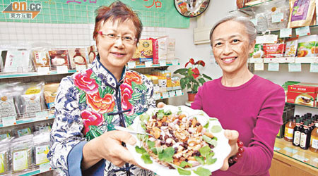 阿孔（右）和Teresa在○五年開設素食食材專門店，方便素食者及推廣環保。（甘偉倫攝）