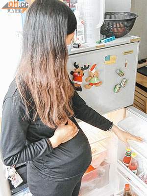 已懷孕逾六個月的鍾女士展示空空如也的雪櫃，更因無錢買食物擔心胎兒營養不足。