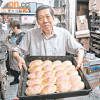 丹麥餅店老闆吳先生展示剛出爐的麵包。