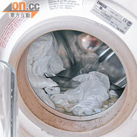 損壞多時的洗衣機內裝滿垃圾及污水。