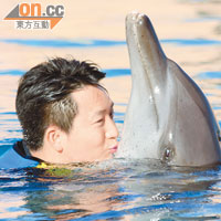 難得與海豚近距離接觸，黃浩鈞忍唔住要親親海豚。